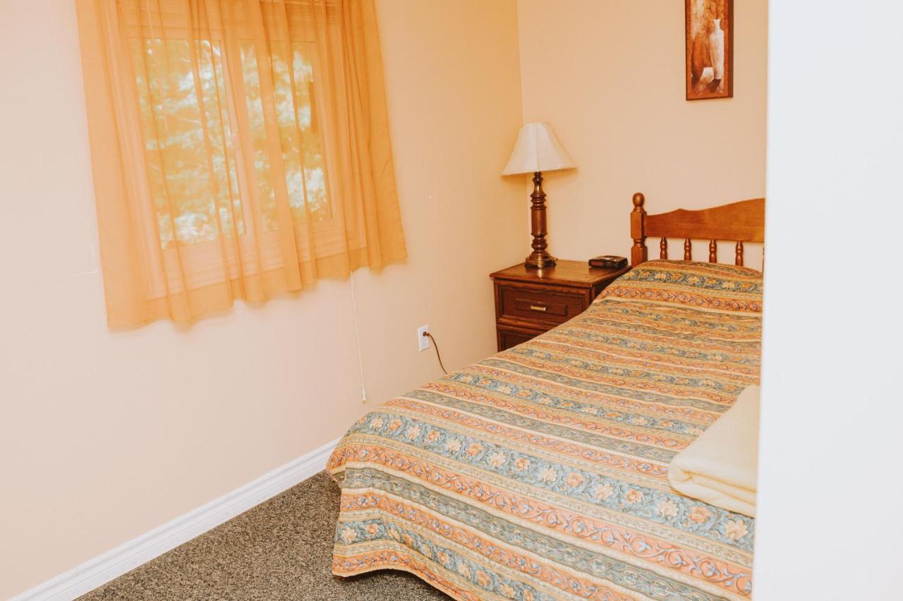 Lang Lake Resort Espanola Bagian luar foto