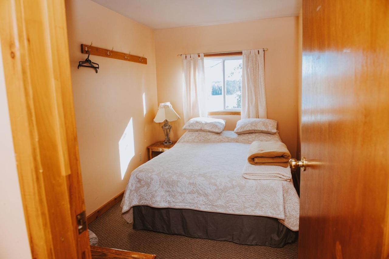 Lang Lake Resort Espanola Bagian luar foto